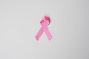 octubre mes de concientización sobre el cáncer de mama, cinta rosa sobre fondo gris para apoyar a las personas que viven y están enfermas. concepto del día internacional de la mujer, la madre y el día mundial del cáncer foto