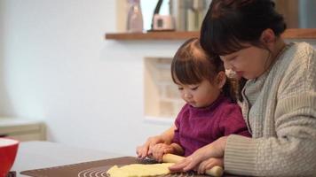 genitori e bambini che preparano dolci video