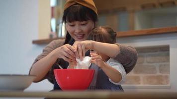 genitori e bambini che preparano dolci video