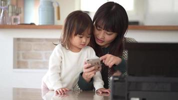 Eltern und Kinder zum Drucken von Fotos video