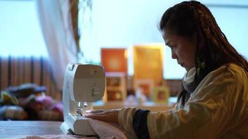 mujer usando una maquina de coser video