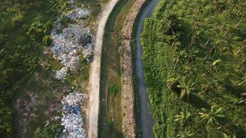 inquinamento da rifiuti industriali vicino alla zona rurale video