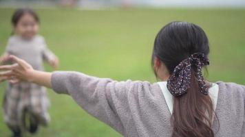 menina correndo até sua mãe video