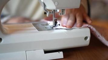 mujer usando una maquina de coser video