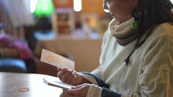 une femme regardant la carte du nouvel an qui est arrivée video