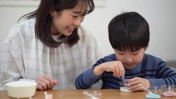 parents et enfants appréciant les craquelins de riz graffiti video