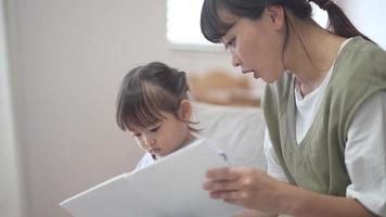 Parents and children reading picture books video