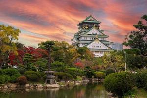 el castillo de osaka en la temporada de follaje otoñal, es un famoso castillo japonés, punto de referencia y popular para las atracciones turísticas en osaka, kansai, japón foto