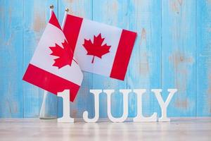 calendario de madera del 1 de julio con banderas de canadá en miniatura. canadá, día, y, feliz, celebración, conceptos foto