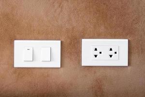 interruptor de luz en la pared de casa. conceptos de ahorro de energía, energía, electricidad y estilo de vida foto