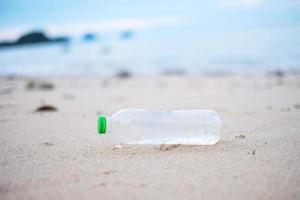 basura de botellas de plástico en la playa. concepto de ecología, medio ambiente, contaminación y problema ecológico foto