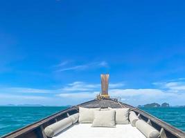viaje privado en bote de cola larga, krabi, tailandia. punto de referencia, destino, viajes asiáticos, vacaciones, pasión por los viajes y concepto de vacaciones foto