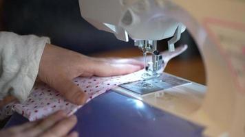 mujer usando una maquina de coser video