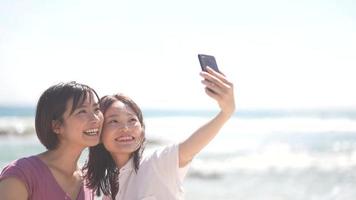mujer tomando fotos con un smartphone