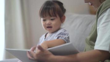 padres e hijos leyendo libros ilustrados video