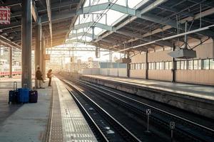 estación de tren en la ciudad de osaka por la mañana. osaka, japón, 30 de noviembre de 2019 foto