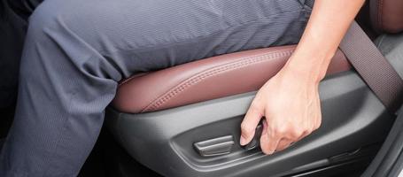 ajuste a mano el asiento del automóvil antes de conducir en la carretera. concepto de transporte ergonómico y seguro foto