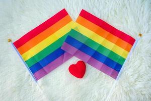 bandera del arco iris lgbtq sobre fondo blanco. apoyar la comunidad lesbiana, gay, bisexual, transgénero y queer y el concepto del mes del orgullo foto