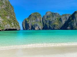 hermoso paisaje de maya bay beach en la isla phi phi, krabi, tailandia. punto de referencia, destino de viaje del sudeste asiático, concepto de vacaciones y vacaciones foto