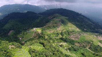 plantação de agricultor vista aérea perto da área de colina em paya terubong video