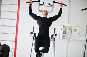 hombre árabe musculoso entrenando en un gimnasio moderno. foto