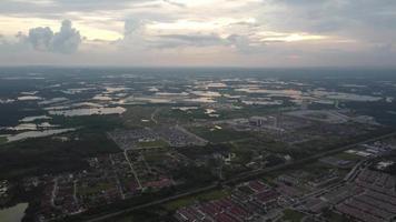 panoramique aérien de la ville de kampar près du lac minier d'étain abandonné video