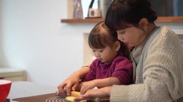 genitori e bambini che preparano dolci video