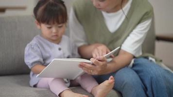 Parents and children reading picture books video