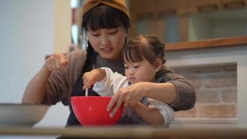 genitori e bambini che preparano dolci video