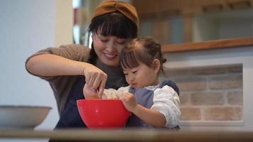 genitori e bambini che preparano dolci video