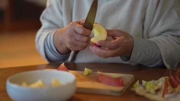 mujer pelando una manzana video