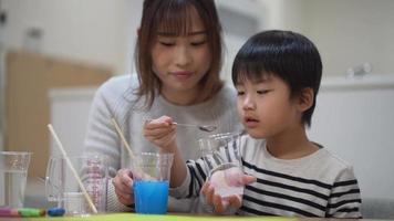 förälder och barn gör slime video