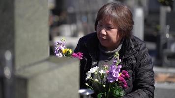 une femme visitant une tombe video