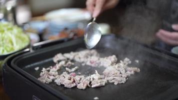 mujer horneando carne de cerdo video