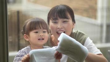 ouders en kinderen ramen schoonmaken video