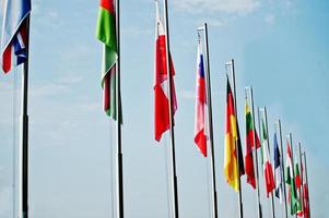 muchas banderas nacionales de diferentes países. foto