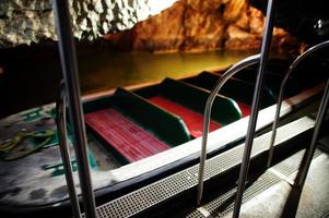 barco en el lago de la cueva de las cuevas de punkva, república checa. foto