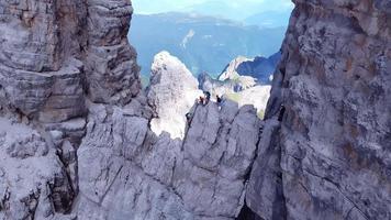 Kletterer auf dem Gipfel des Berges video