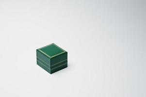 foto de primer plano de una pequeña caja verde sobre el fondo blanco.