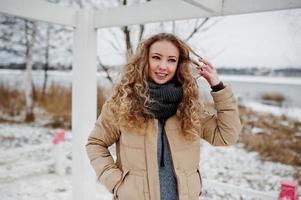 retrato de chica rubia rizada en el día de invierno. foto