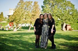 tres chicas visten de negro en la despedida de soltera. foto