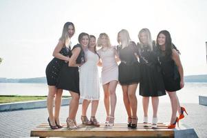 grupo de 7 chicas vestidas de negro y 2 novias en despedida de soltera. foto