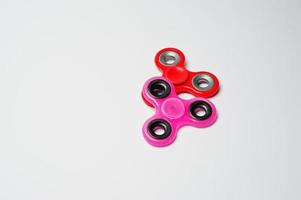 foto de primer plano de dos fidget spinners sobre un fondo blanco.