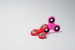 foto de primer plano de dos fidget spinners sobre un fondo blanco.