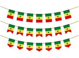 bandera de senegal en las cuerdas sobre fondo blanco. conjunto de banderas patrióticas del empavesado. decoración del empavesado de la bandera de senegal vector