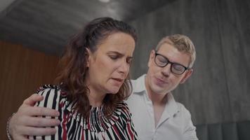 marido consola sua trágica esposa com depressão no quarto, a esposa e o marido tentam resolver os problemas difíceis da vida. video