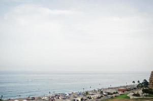 vista impresionante en la pequeña ciudad mediterránea con playas junto al mar. foto