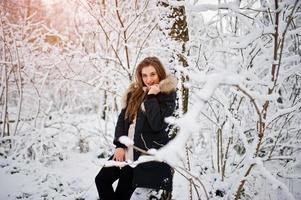 hermosa chica morena en ropa de abrigo de invierno. modelo en chaqueta de invierno. foto