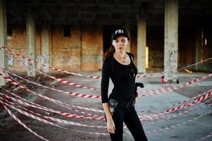sexy agente femenina del fbi en un lugar abandonado. foto