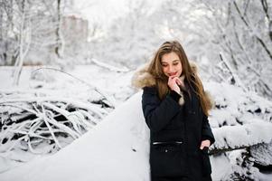 hermosa chica morena en ropa de abrigo de invierno. modelo en chaqueta de invierno. foto